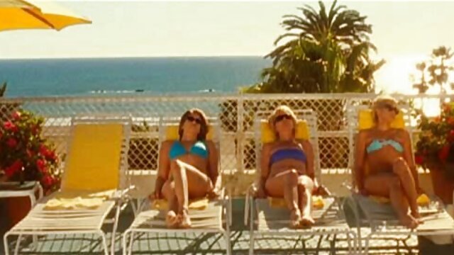 دیک سیاه در کلیپسکسی کوتاه پوست سفید و آن را پر می کند