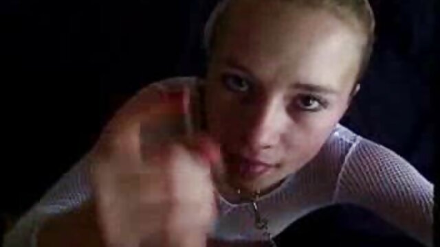 برادر استپ خواهر دانلود کلیپ های کم حجم سکسی را به استمنا می رساند و او را لعنتی می کند