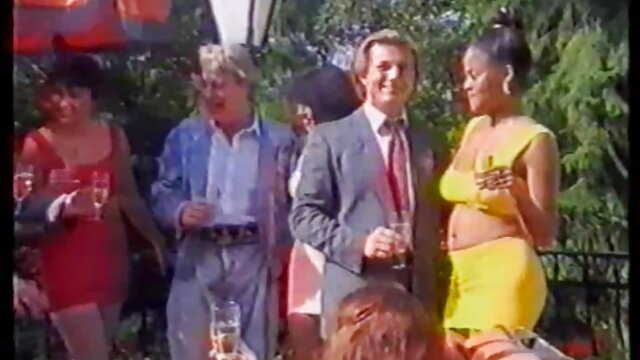 بانوی خیره کننده لورن با دانلود کلیپ سکس شهوانی کت خز سفید